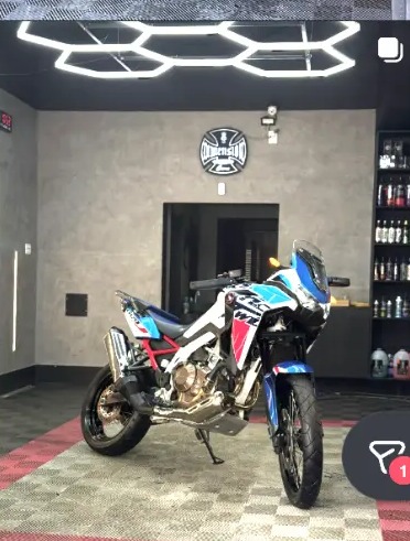 Moto esportiva na baia da MCAR Studio