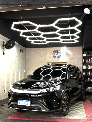 SUV esportivo na baia da MCAR Studio